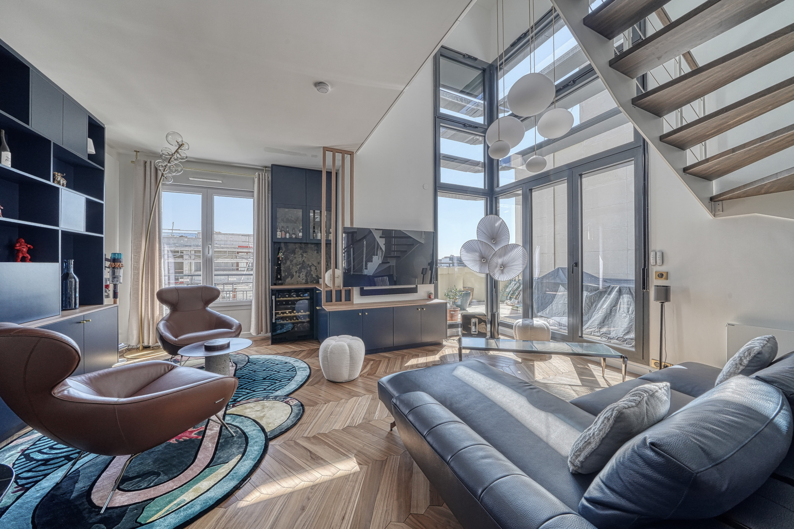 Appartement contemporain rénové sur mesure, avec réaménagement des volumes, finitions soignées et décoration intemporelle.