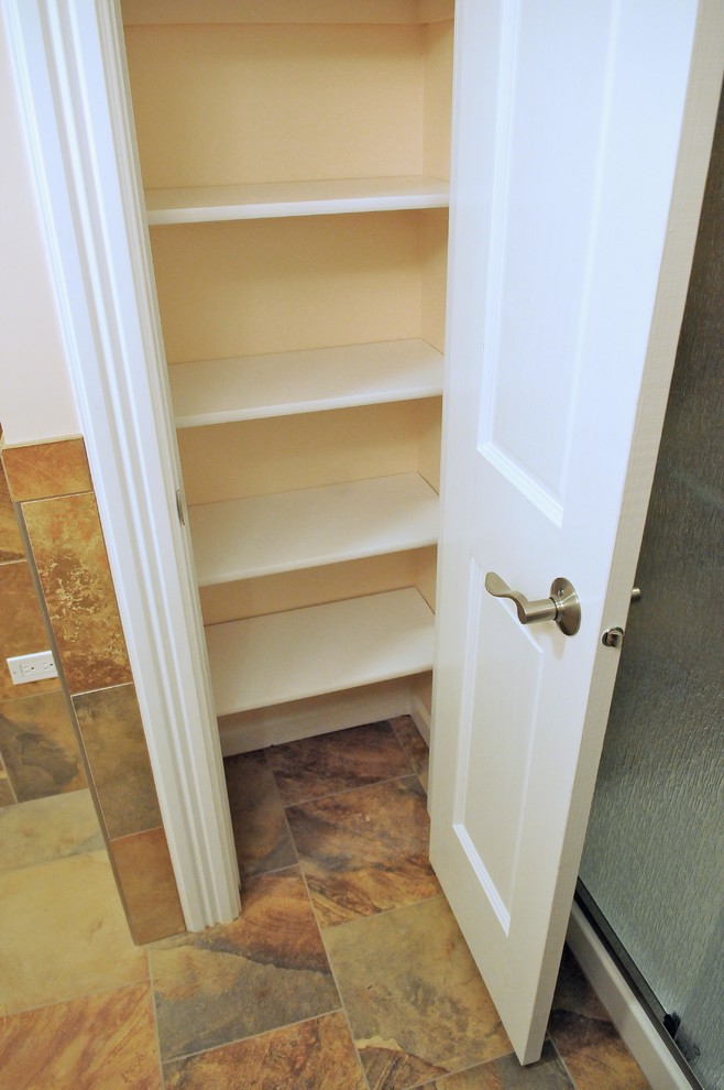 Staircase - transitional staircase idea in Chicago