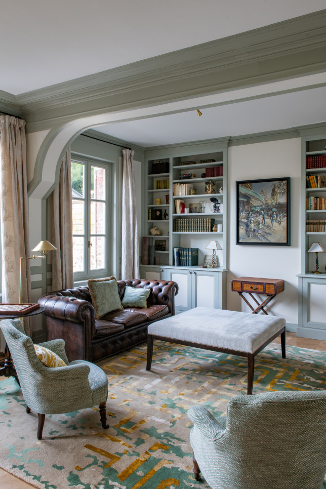 Réalisation d'une salle de séjour tradition de taille moyenne et ouverte avec un mur blanc, aucun téléviseur et un sol beige.