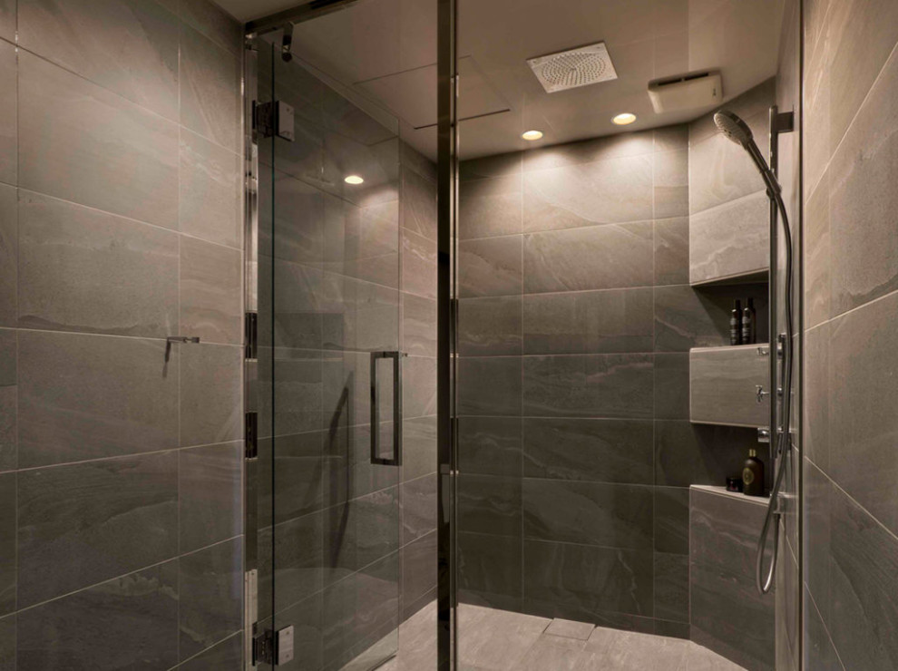 Inspiration pour une salle de bain minimaliste avec un mur gris, un sol gris et un plafond décaissé.