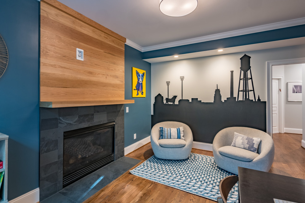 Источник вдохновения для домашнего уюта: открытая комната для игр в стиле неоклассика (современная классика) с паркетным полом среднего тона, стандартным камином, фасадом камина из плитки, телевизором на стене и синими стенами