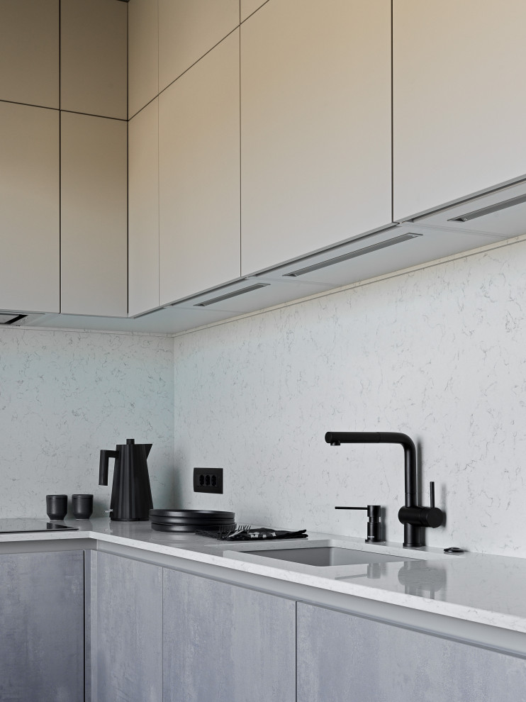 Idéer för att renovera ett avskilt, mellanstort funkis vit vitt l-kök, med en undermonterad diskho, släta luckor, beige skåp, bänkskiva i koppar, grått stänkskydd, svarta vitvaror, klinkergolv i porslin och grått golv