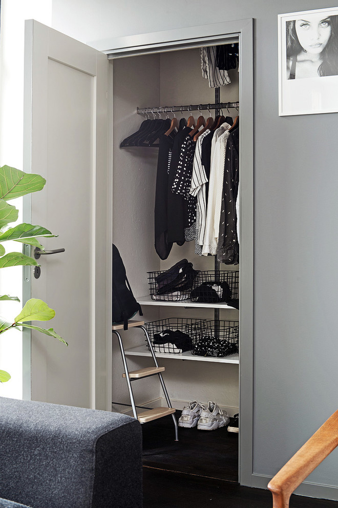 This is an example of a modern storage and wardrobe in Gothenburg.