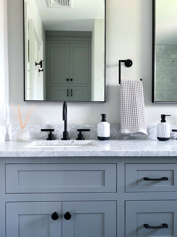 Exempel på ett mellanstort klassiskt grå grått en-suite badrum, med skåp i shakerstil, grå skåp, en dusch i en alkov, en toalettstol med separat cisternkåpa, grå kakel, marmorkakel, grå väggar, klinkergolv i porslin, ett undermonterad handfat, marmorbänkskiva, svart golv och dusch med gångjärnsdörr