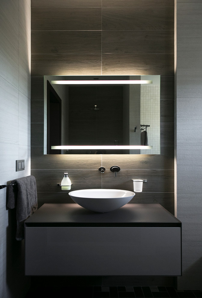 This is an example of a mid-sized contemporary master bathroom in Moscow.
