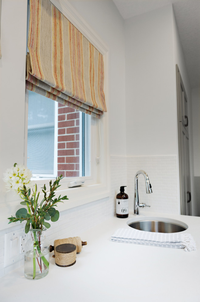Kitchen - transitional kitchen idea in Toronto