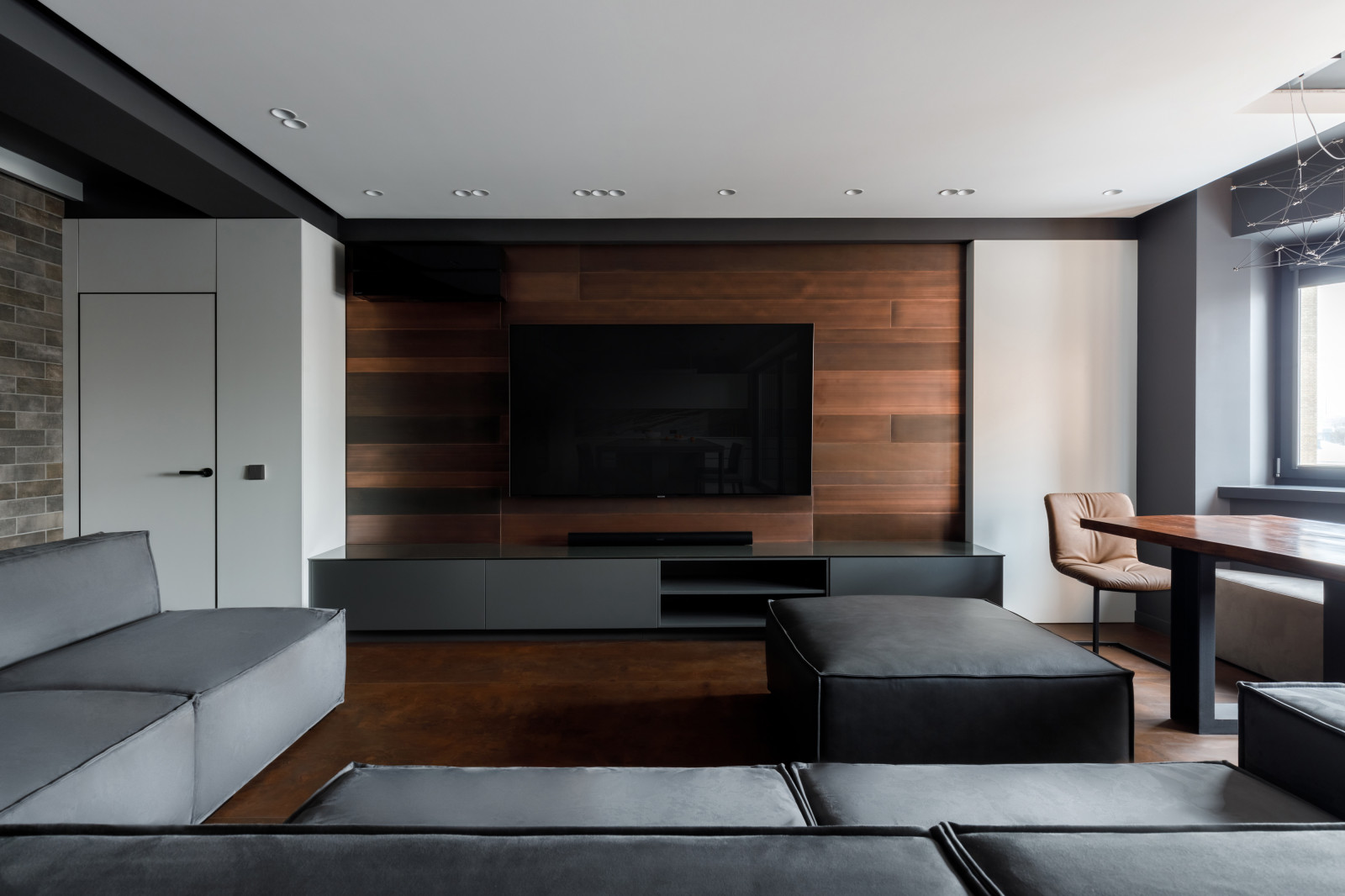 Гостиная, медные панели