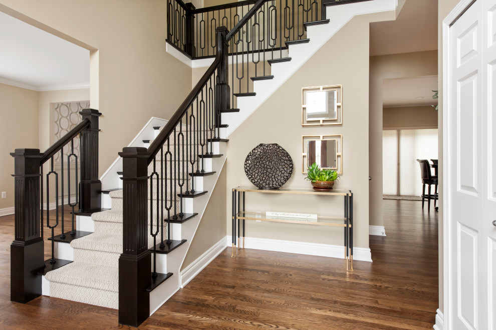 Идея дизайна: большая угловая лестница в современном стиле с ступенями с ковровым покрытием, ковровыми подступенками и деревянными перилами