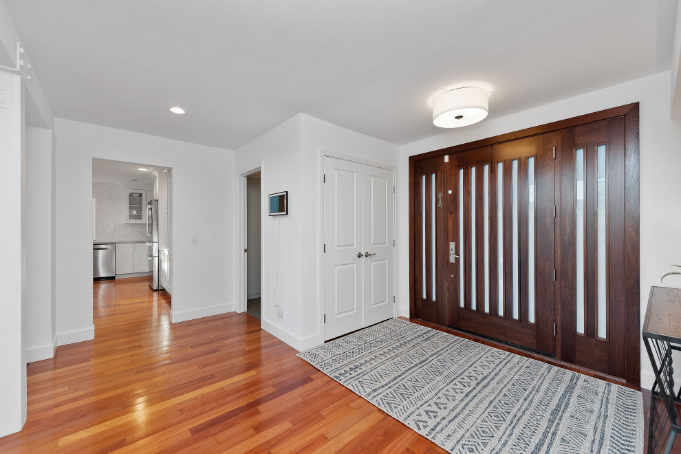 Geräumige Klassische Haustür mit weißer Wandfarbe, Schieferboden, Doppeltür, hellbrauner Holzhaustür, buntem Boden und gewölbter Decke in Los Angeles