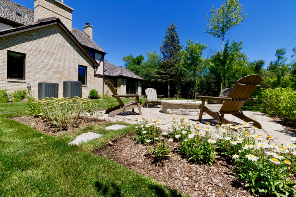 Transitional home design photo in Chicago
