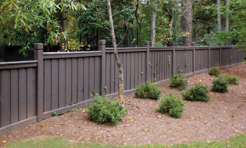 Idées déco pour un jardin arrière avec une clôture en bois.