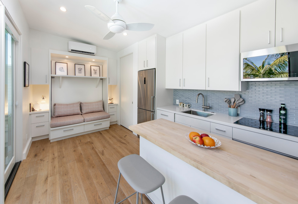 Стильный дизайн: маленькая изолированная гостиная комната в современном стиле с белыми стенами и светлым паркетным полом для на участке и в саду - последний тренд
