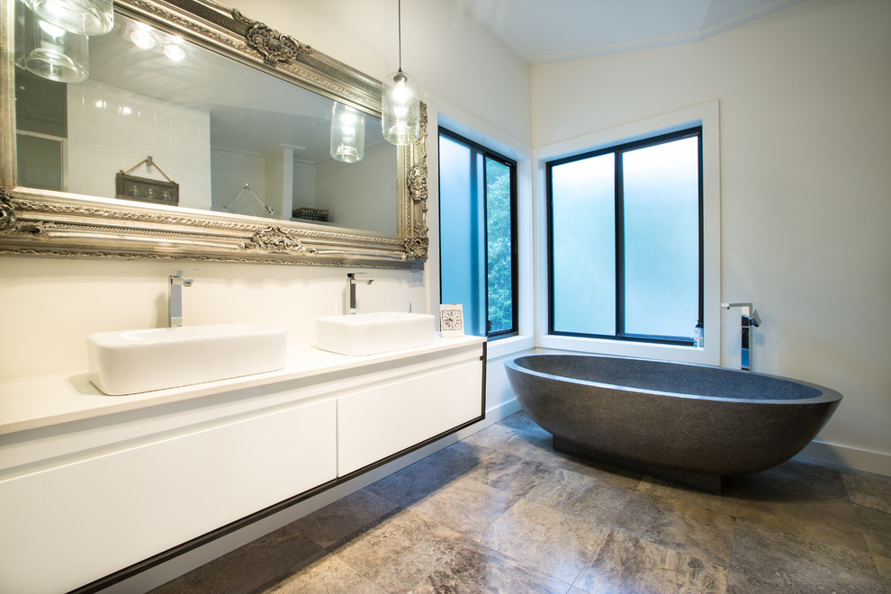 Contemporary bathroom in Brisbane.