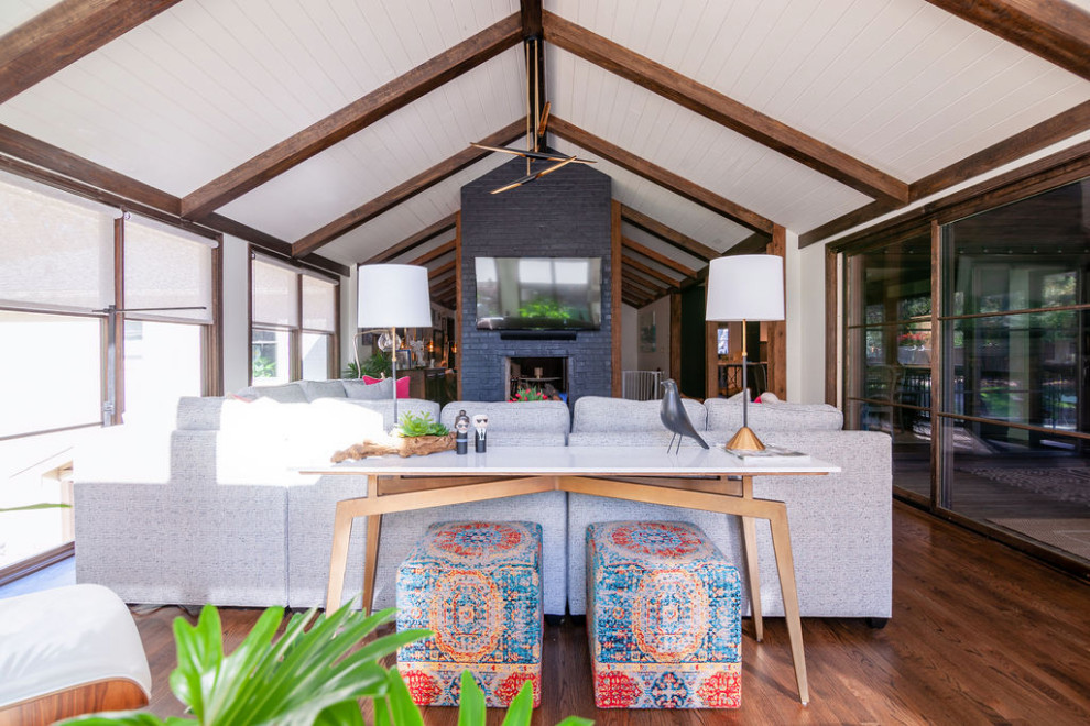 Example of a transitional home design design in Atlanta