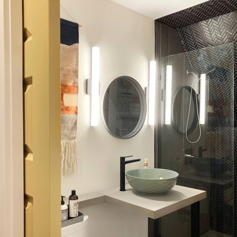 Exempel på ett mellanstort eklektiskt grå grått en-suite badrum, med en öppen dusch, en toalettstol med separat cisternkåpa, vita väggar, mellanmörkt trägolv, ett fristående handfat och bänkskiva i betong