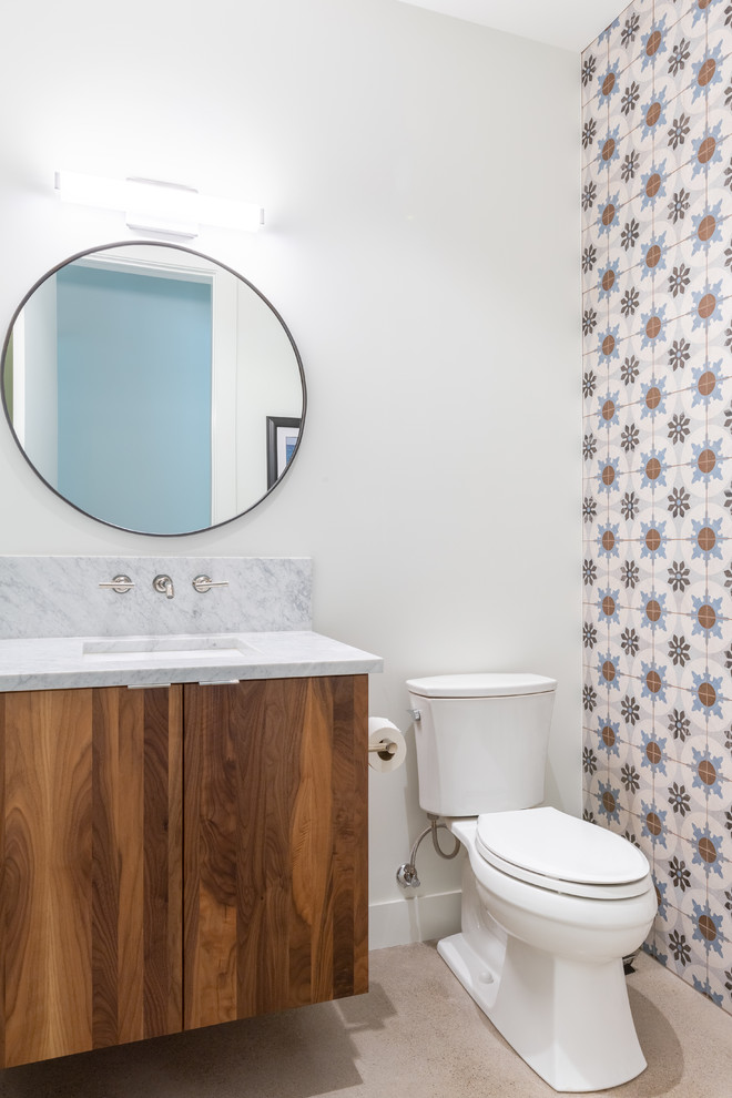 Diseño de cuarto de baño único y flotante retro con paredes blancas y encimera de granito