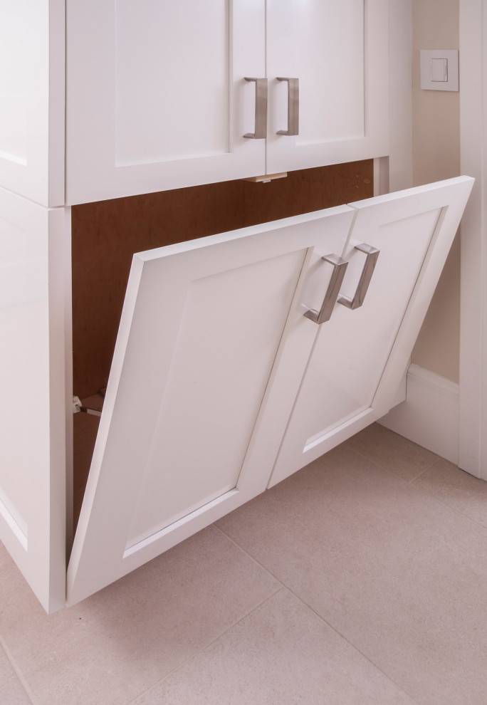 Example of a transitional home design design in Seattle