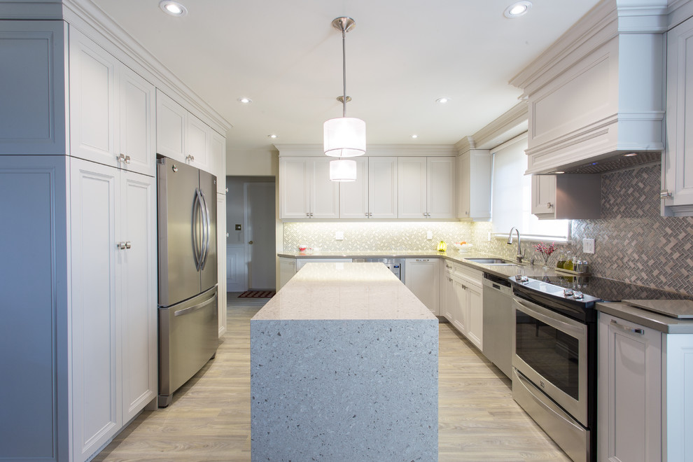 Kitchen - transitional kitchen idea in Toronto