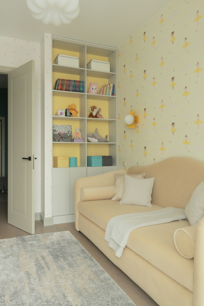Inspiration för små moderna flickrum kombinerat med sovrum och för 4-10-åringar, med gula väggar, mellanmörkt trägolv och brunt golv