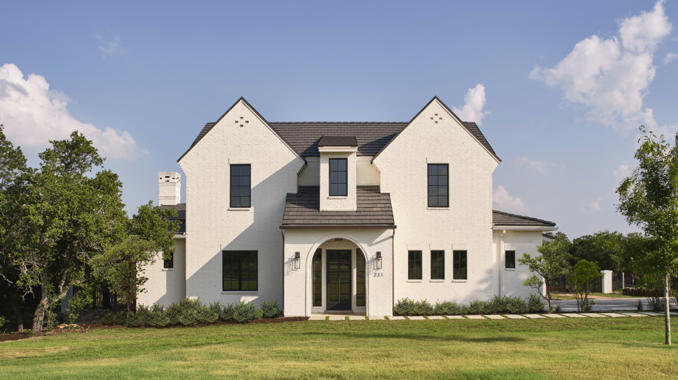 Großes, Zweistöckiges Maritimes Einfamilienhaus mit Backsteinfassade, weißer Fassadenfarbe, Satteldach, Schindeldach und grauem Dach in Austin