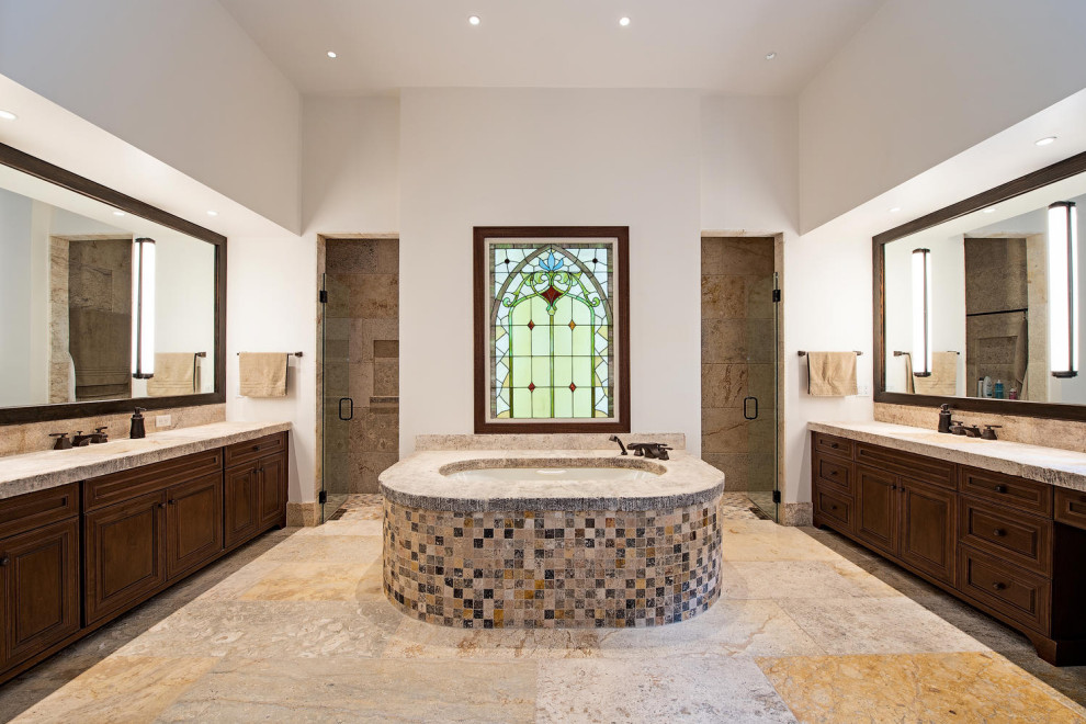 Réalisation d'une salle de bain champêtre avec un sol en calcaire, une grande vasque, un plan de toilette en calcaire et meuble simple vasque.