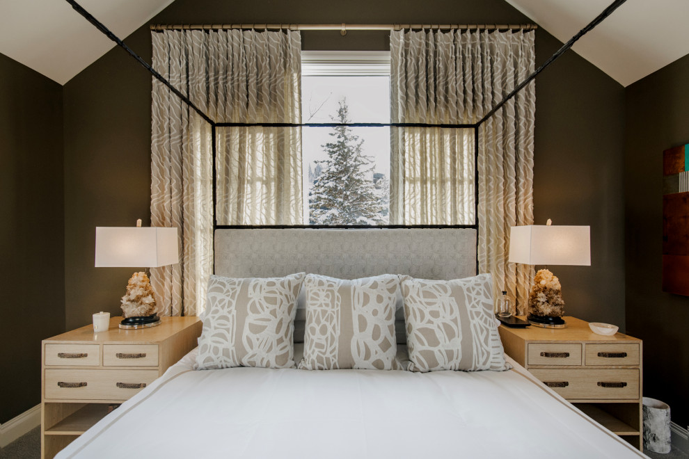 Свежая идея для дизайна: гостевая спальня среднего размера, (комната для гостей) в стиле рустика с ковровым покрытием - отличное фото интерьера
