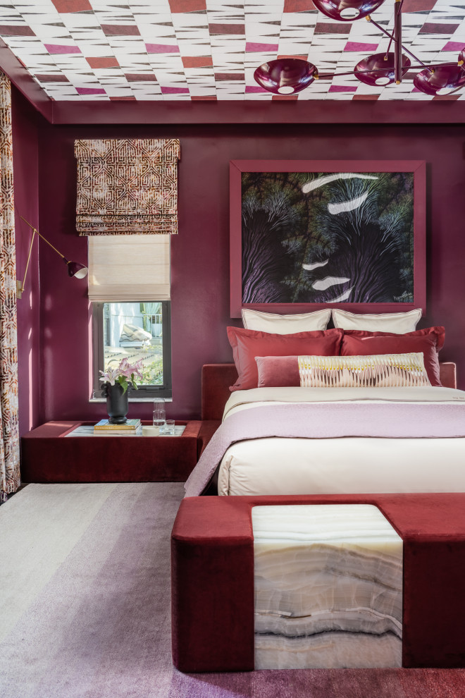 サンフランシスコにある中くらいなモダンスタイルのおしゃれな主寝室 (紫の壁、カーペット敷き、暖炉なし)
