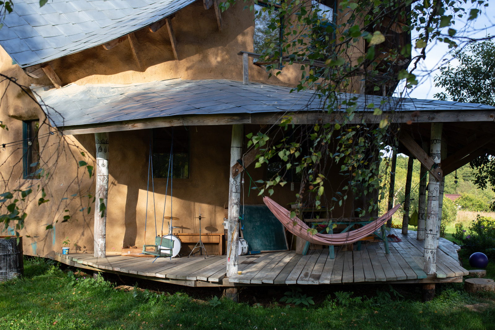 В гостях: Соломенный дом с русской печью