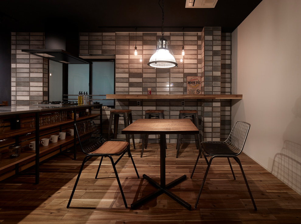 Foto på ett mellanstort industriellt kök med matplats, med vita väggar, mellanmörkt trägolv och brunt golv