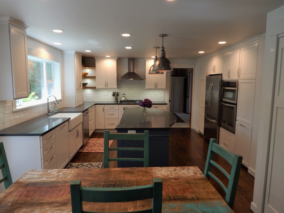 Example of a transitional home design design in Seattle
