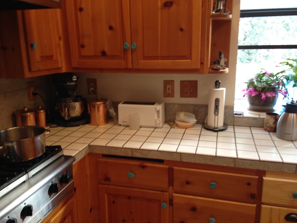 Mountain style kitchen photo in Sacramento