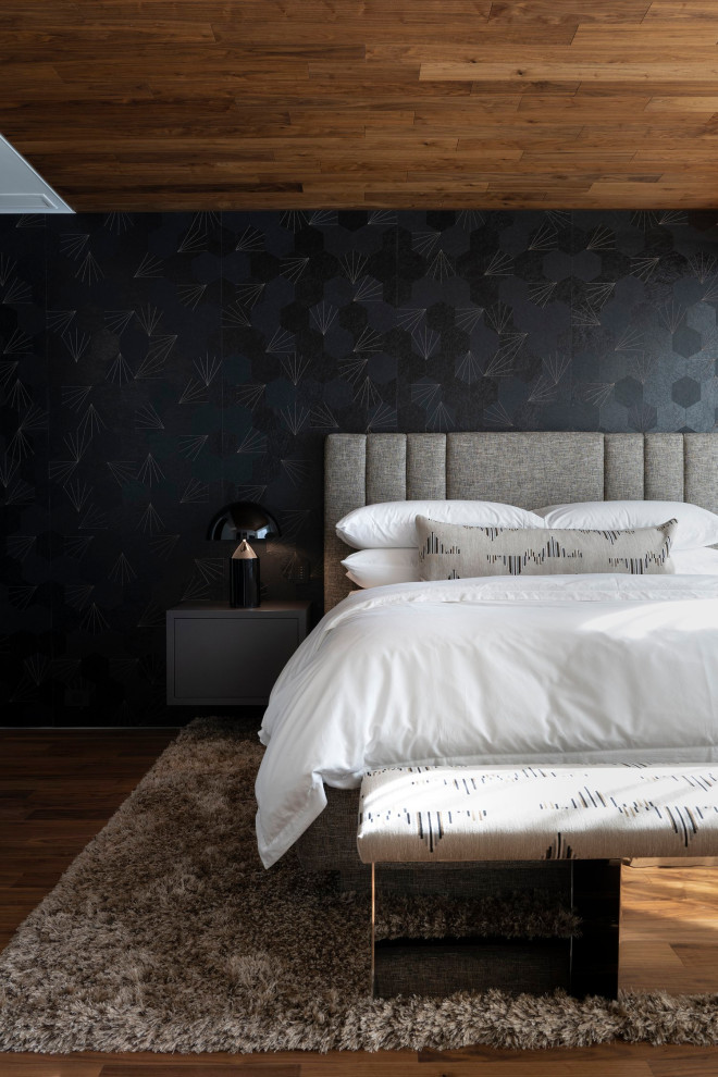 Foto de habitación de invitados minimalista de tamaño medio con paredes negras, suelo marrón y bandeja