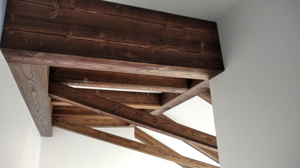 Декоративные балки из лиственницы в двухэтажной квартире в центре Москвы