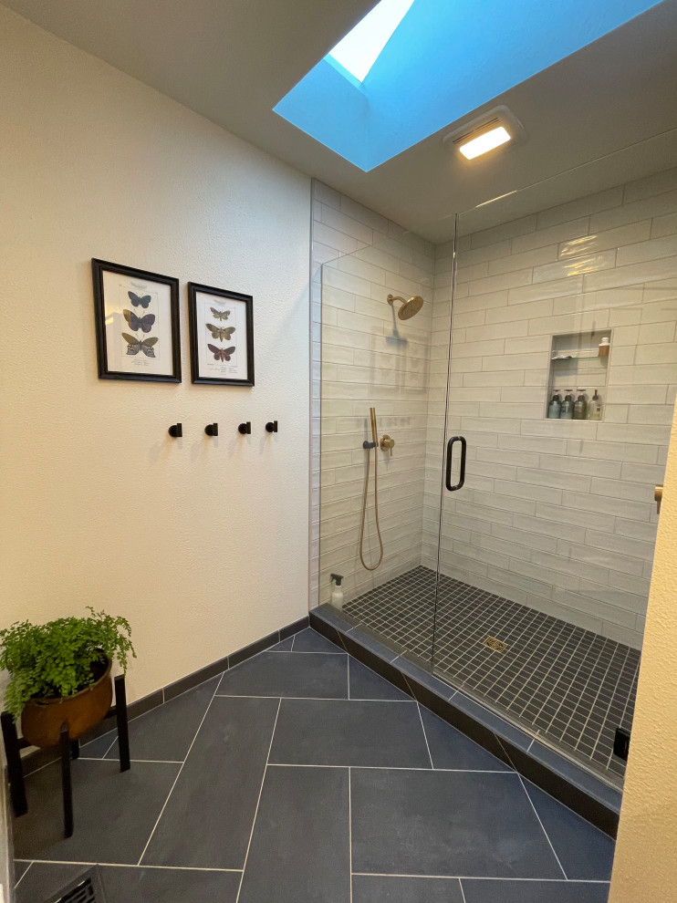 Idéer för små funkis beige en-suite badrum, med släta luckor, skåp i mellenmörkt trä, en dusch i en alkov, grå kakel, keramikplattor, vita väggar, klinkergolv i porslin, ett undermonterad handfat, bänkskiva i kvarts, svart golv och dusch med gångjärnsdörr