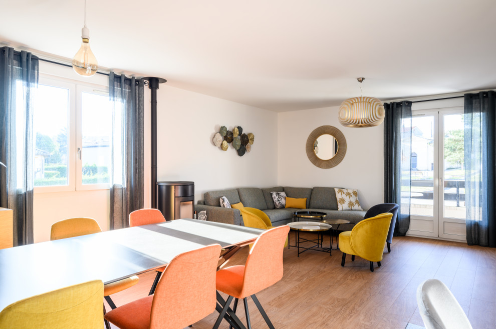Mittelgroßes, Offenes Modernes Wohnzimmer mit weißer Wandfarbe, Vinylboden, Kaminofen, freistehendem TV und Tapetenwänden in Lyon