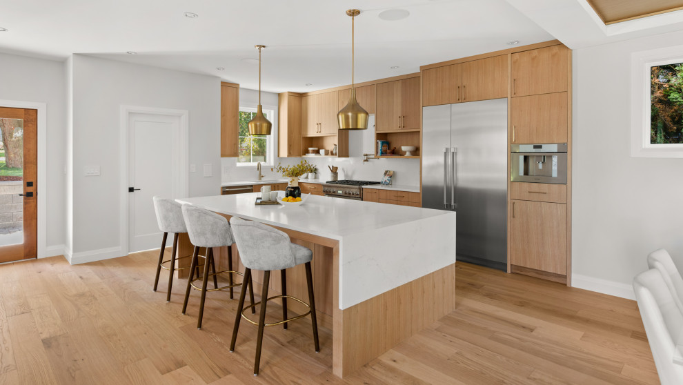Transitional home design photo in Vancouver