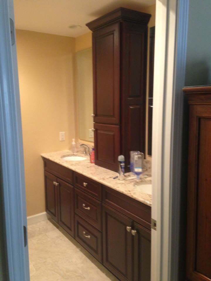 Transitional home design photo in St Louis