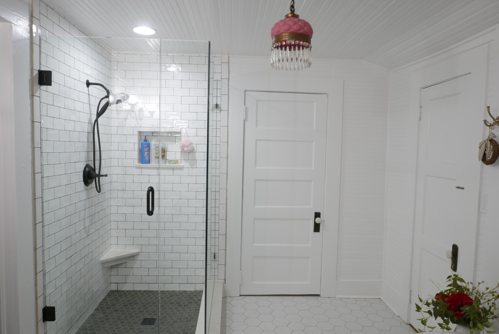 Стильный дизайн: детская ванная комната среднего размера в классическом стиле с фасадами островного типа, синими фасадами, отдельно стоящей ванной, угловым душем, раздельным унитазом, белой плиткой, керамической плиткой, белыми стенами, полом из керамогранита, врезной раковиной, столешницей из искусственного кварца, белым полом, душем с распашными дверями, белой столешницей, нишей, тумбой под одну раковину, напольной тумбой, деревянным потолком и деревянными стенами - последний тренд