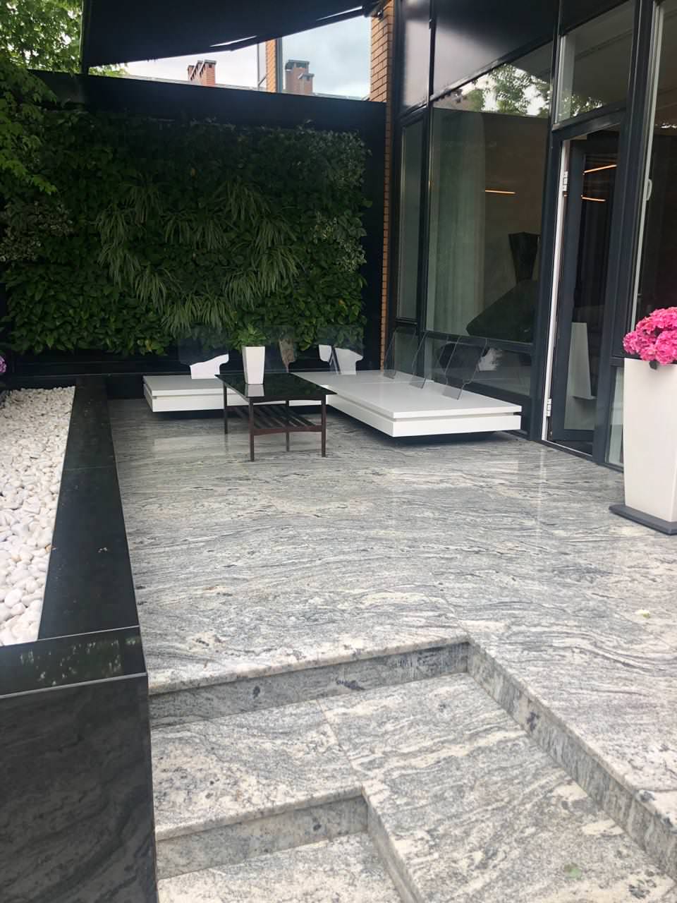 Открытая терраса на заднем дворике загородного дома