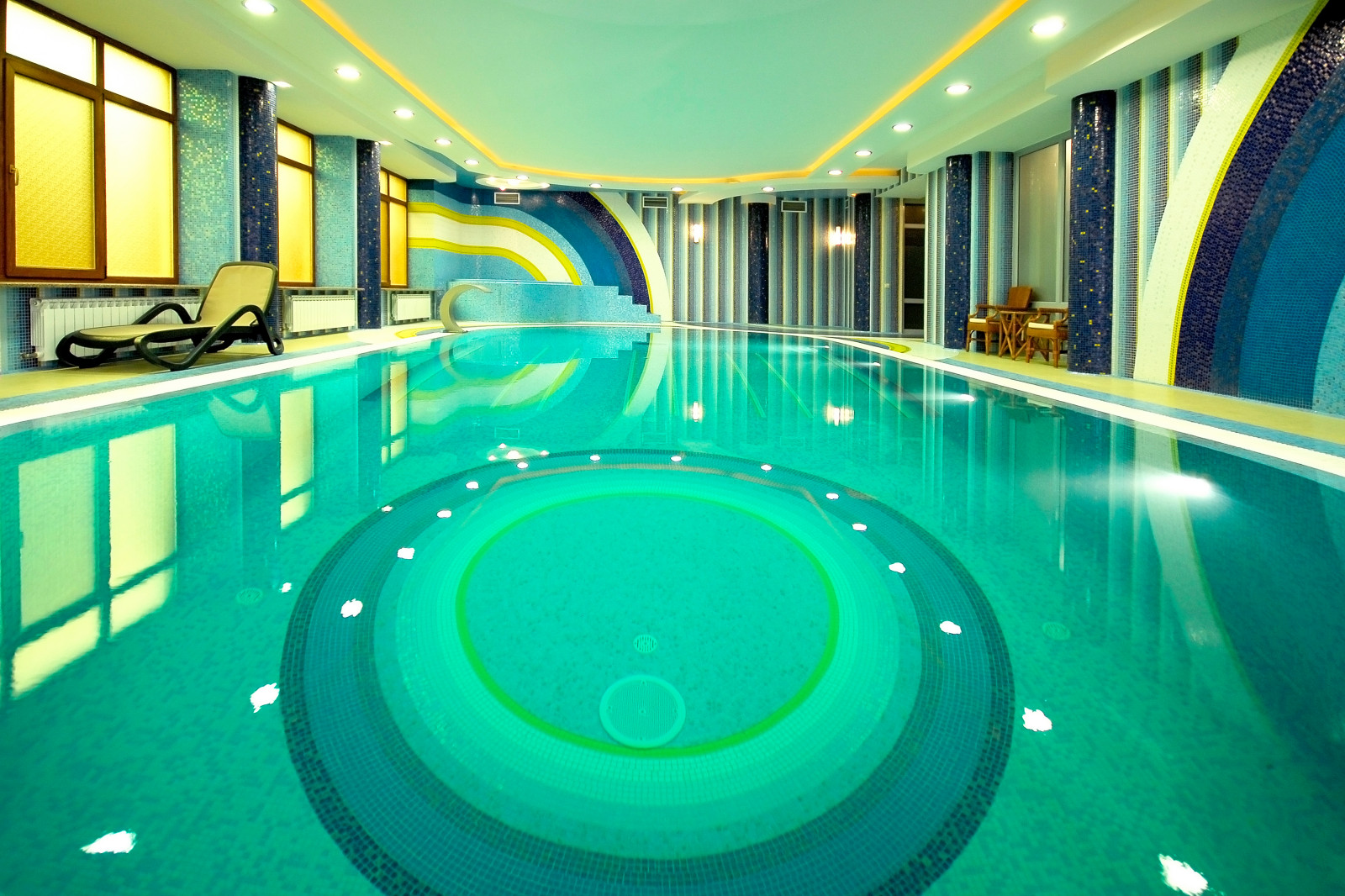Бассейн в гостиничном комплексе