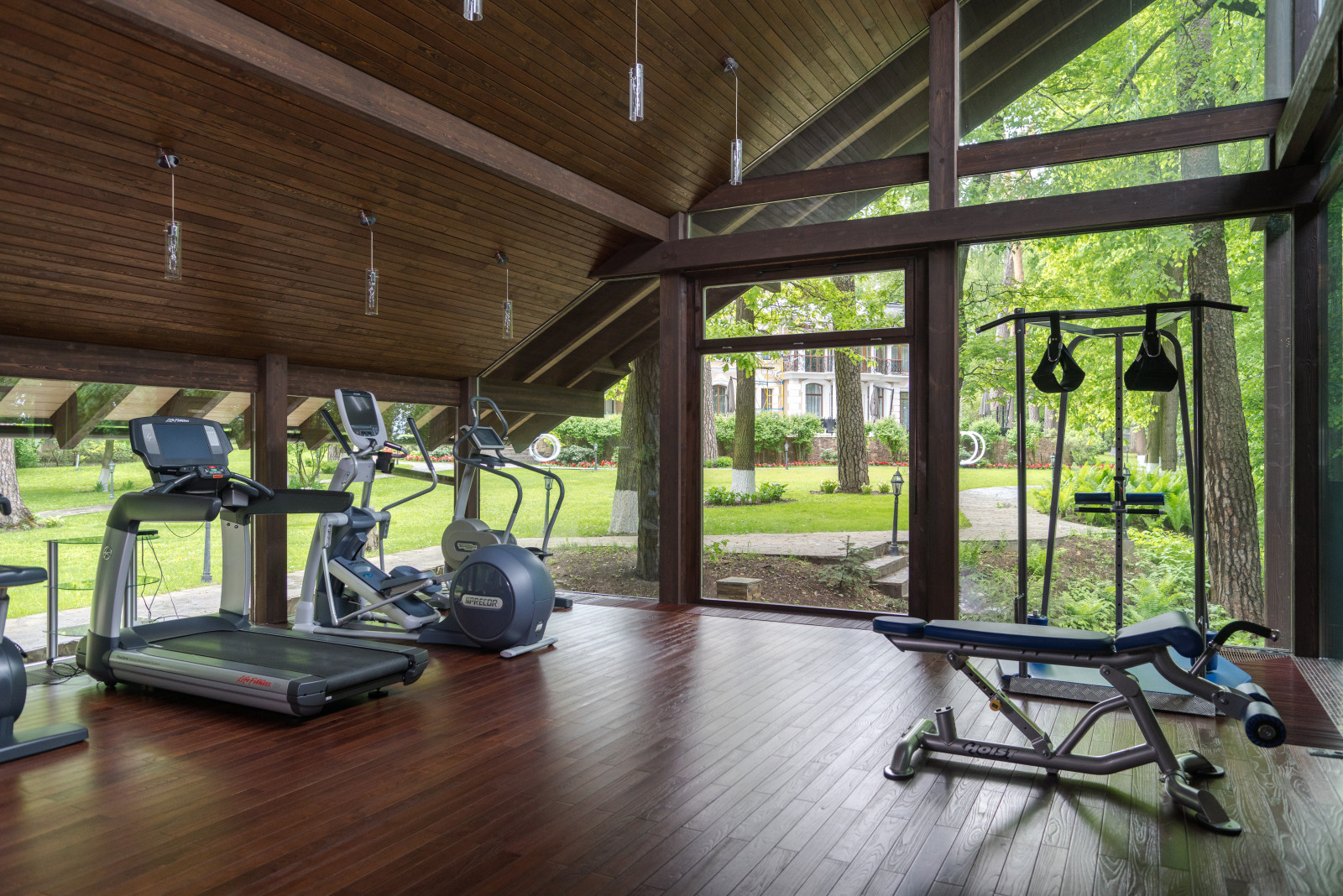 Интерьер и экстерьер загородного комплекса