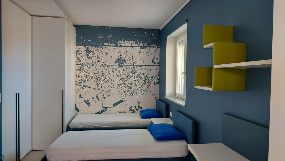 Cette photo montre une chambre d'enfant moderne avec un sol en carrelage de porcelaine et du papier peint.