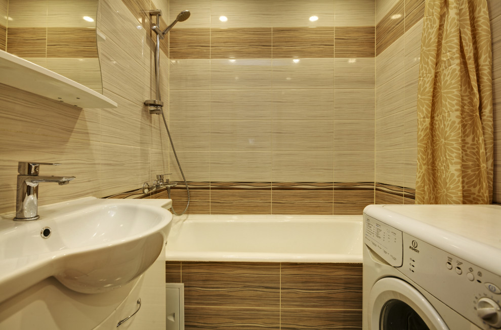 Foto di una piccola stanza da bagno padronale minimal con vasca ad alcova, vasca/doccia, piastrelle gialle, piastrelle in ceramica, pareti gialle, lavabo a bacinella, pavimento beige, top bianco e un lavabo