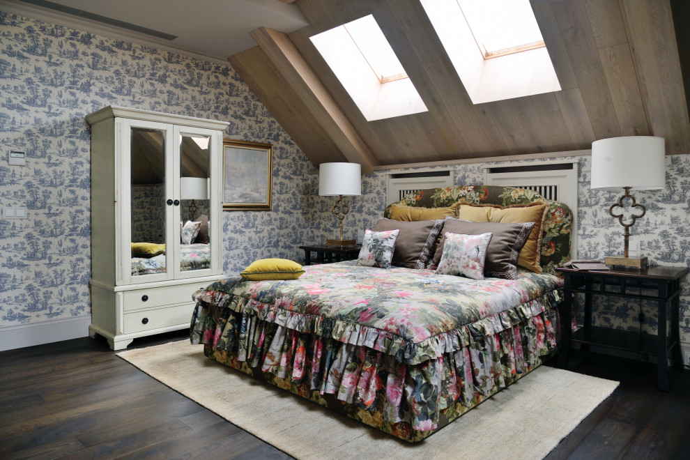 На фото: большая гостевая спальня (комната для гостей), в светлых тонах в викторианском стиле с разноцветными стенами, темным паркетным полом, коричневым полом, деревянным потолком и обоями на стенах без камина с