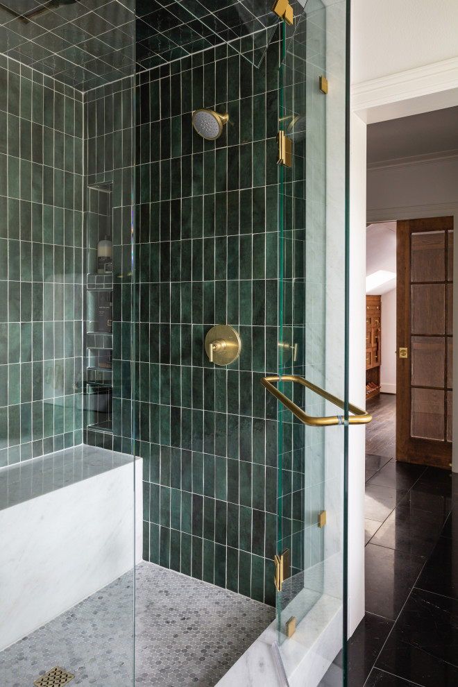 Inspiration för mellanstora eklektiska vitt en-suite badrum, med gröna skåp, en dusch i en alkov, vit kakel, vita väggar, svart golv och dusch med gångjärnsdörr