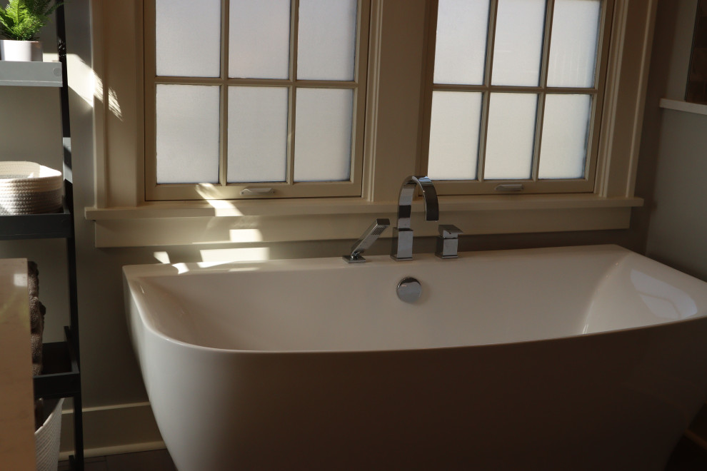 Пример оригинального дизайна: главная ванная комната среднего размера в современном стиле с белыми фасадами, столешницей из кварцита и напольной тумбой