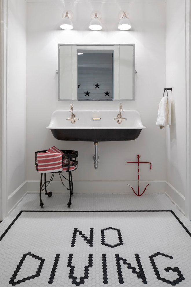 Inspiration för ett maritimt badrum, med vita väggar, klinkergolv i keramik, ett väggmonterat handfat och vitt golv