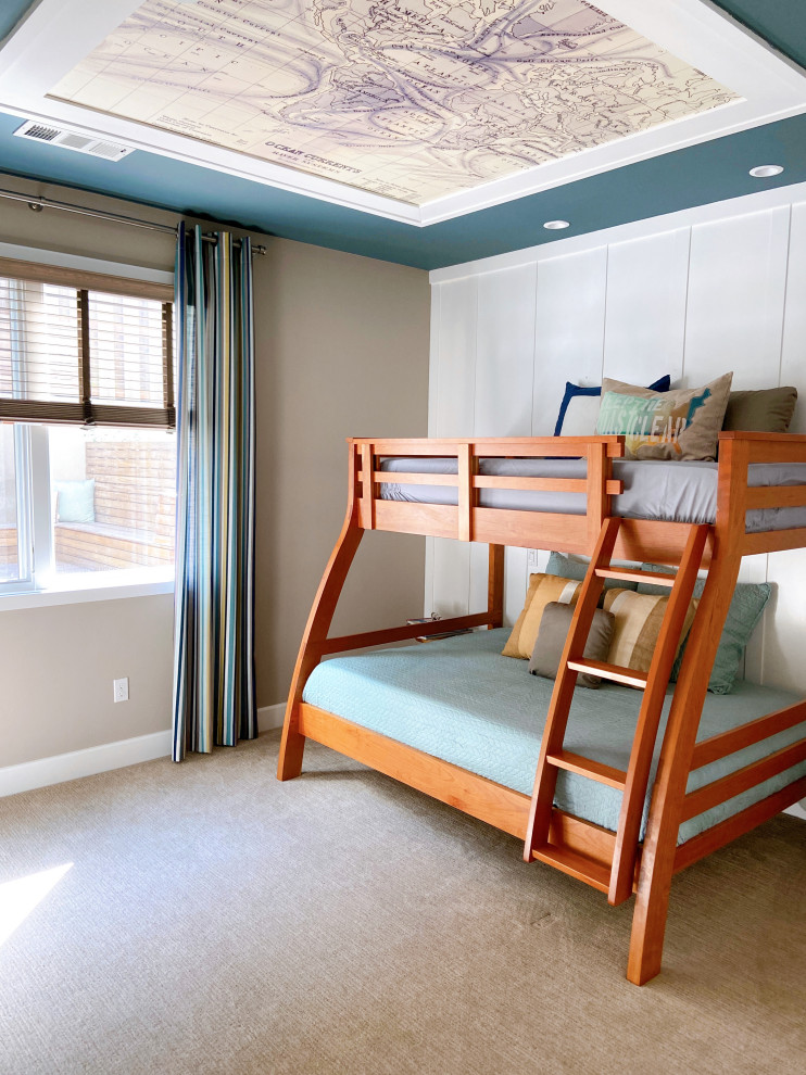 サンフランシスコにある小さなトランジショナルスタイルのおしゃれな客用寝室 (ベージュの壁、カーペット敷き、暖炉なし、ベージュの床、板張り天井、塗装板張りの壁) のインテリア