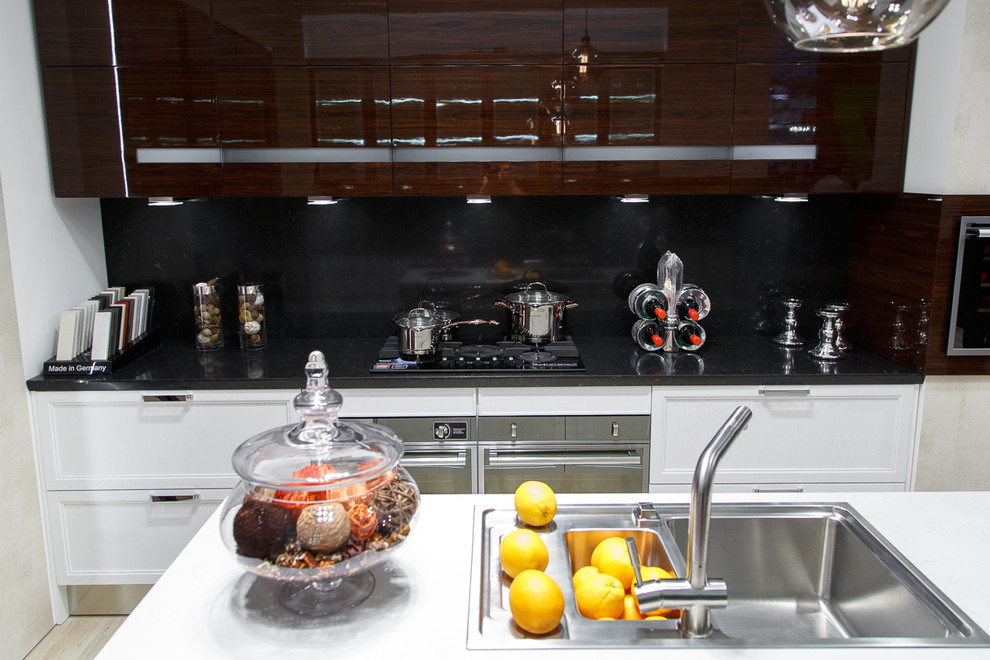 Кухня с использованием кварца двух цветов