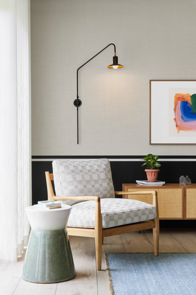 Modelo de salón abierto con paredes beige, suelo de madera clara y televisor retractable